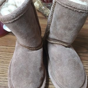 Toddlers size 7 bear paw suede boots
